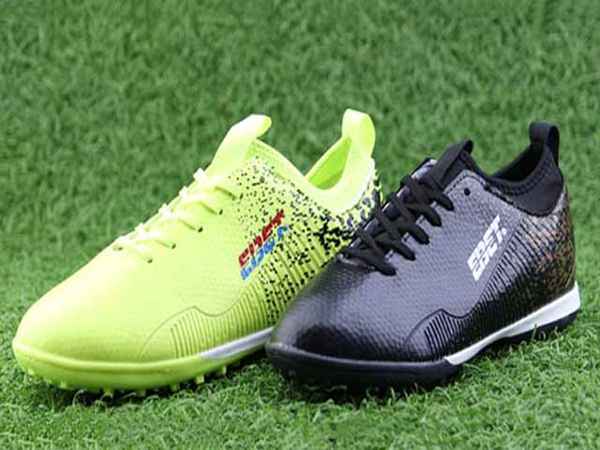 Cách chọn giày bóng đá cho sân cỏ nhân tạo