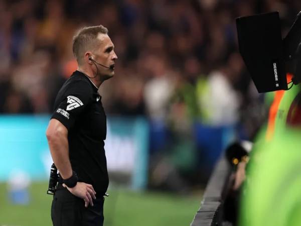 Arsenal và Chelsea cùng mất điểm vì VAR